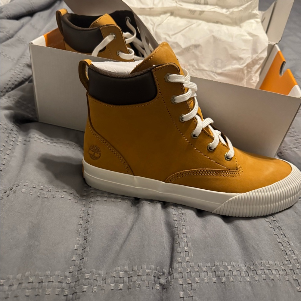 Timberland Women's Lace Up Boots - Tan and White